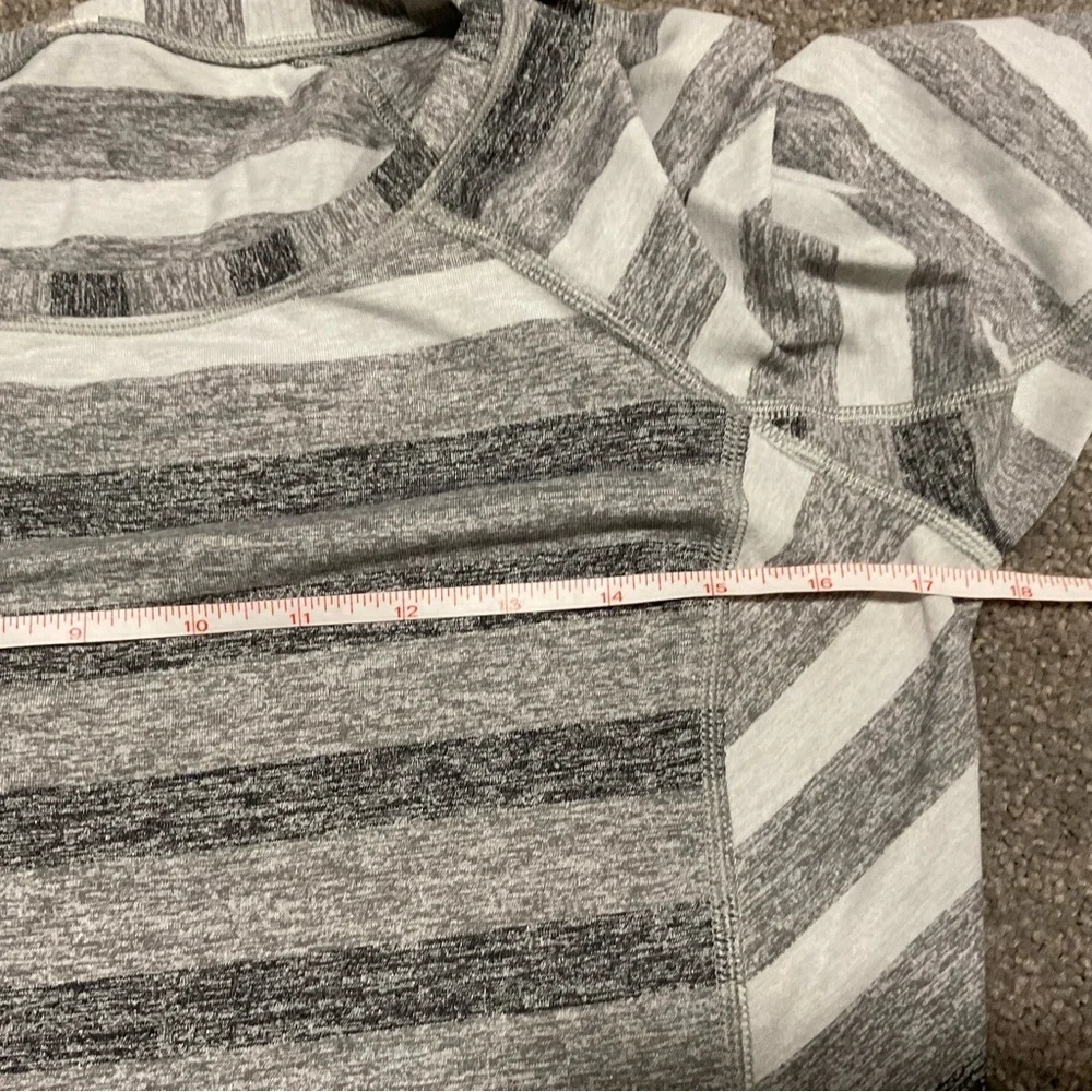 LULULEMON RACE YOUR PACE LONG SLEEVE MARSHMALLOW STRIPE SLATE YOGA DANCE EUC 6 - Picture 5 of 11